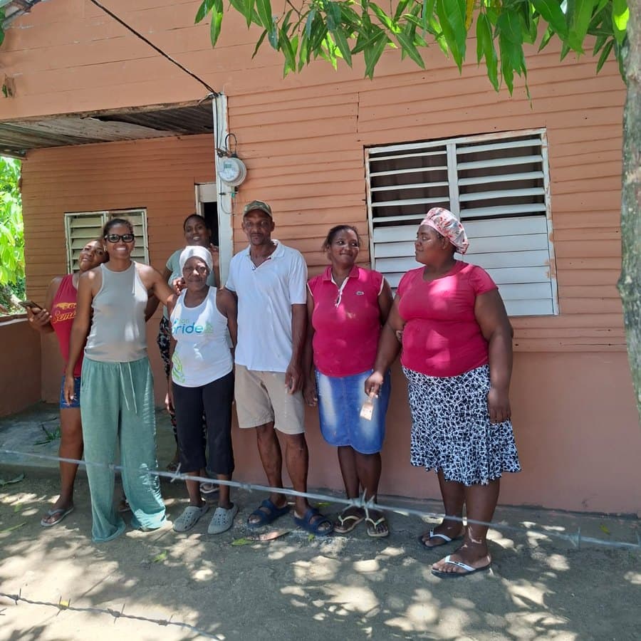 La casita terminada, con quienes ayudaron a pintarla.